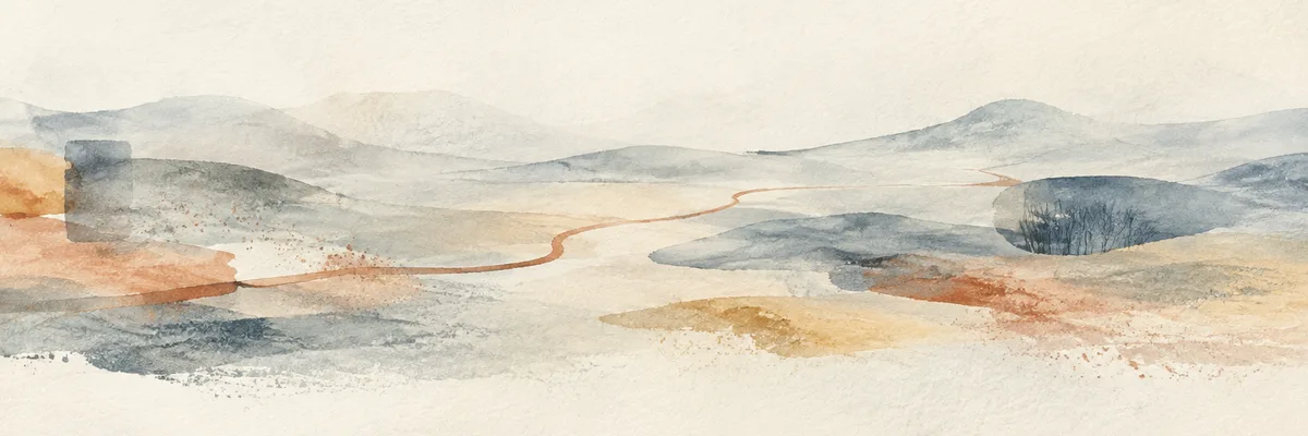 Ein feiner ockerfarbener Pfad zieht durch eine abstrakte neblige Landschaft (KI-generiertes Trennerbild)